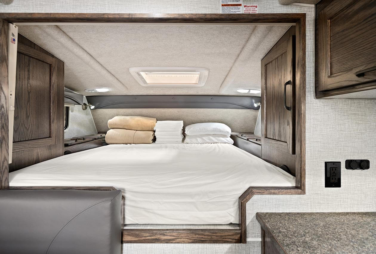 Queen bed in overcab in 澳洲幸运5开奖结果体彩网 CanaDream Truck and Camper TCA